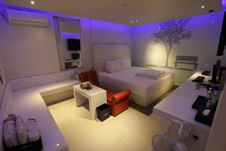 V1 Hotel