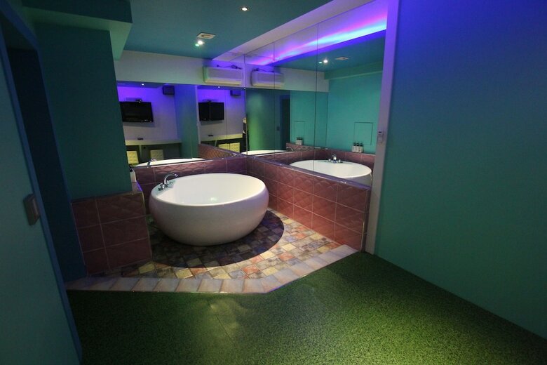 V1 Hotel