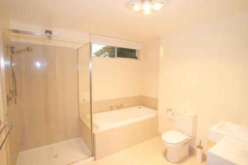 Hotel Broadbeach Inverloch Resort