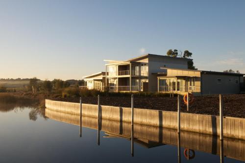 Hotel Broadbeach Inverloch Resort
