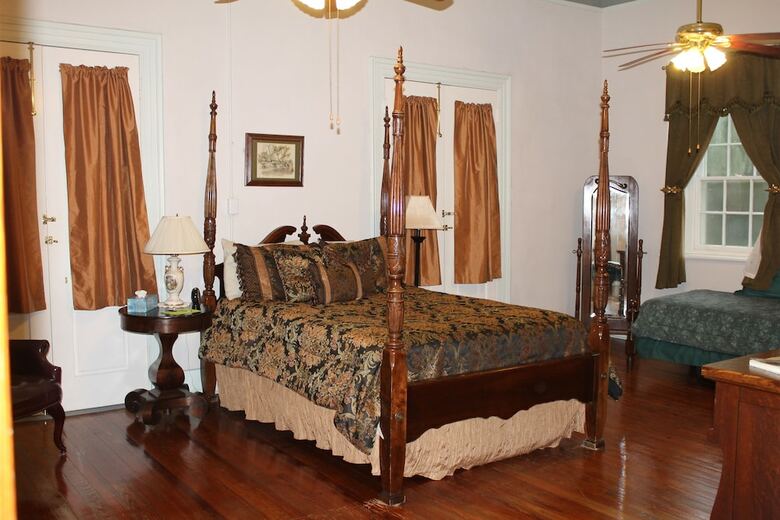 Old Castillo Bed And Breakfast
