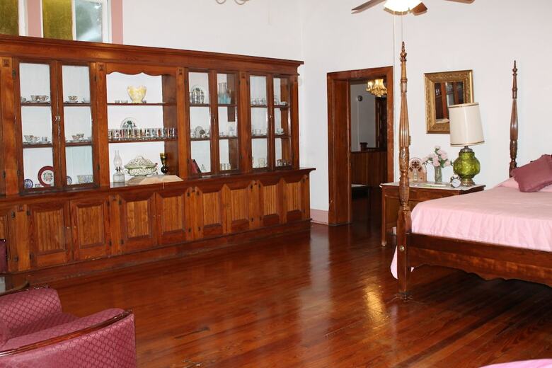 Old Castillo Bed And Breakfast