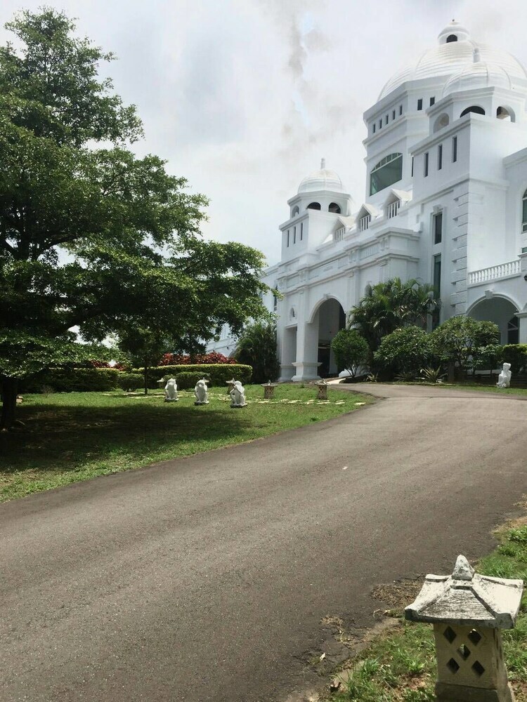 Hotel Empire Pacific Castle