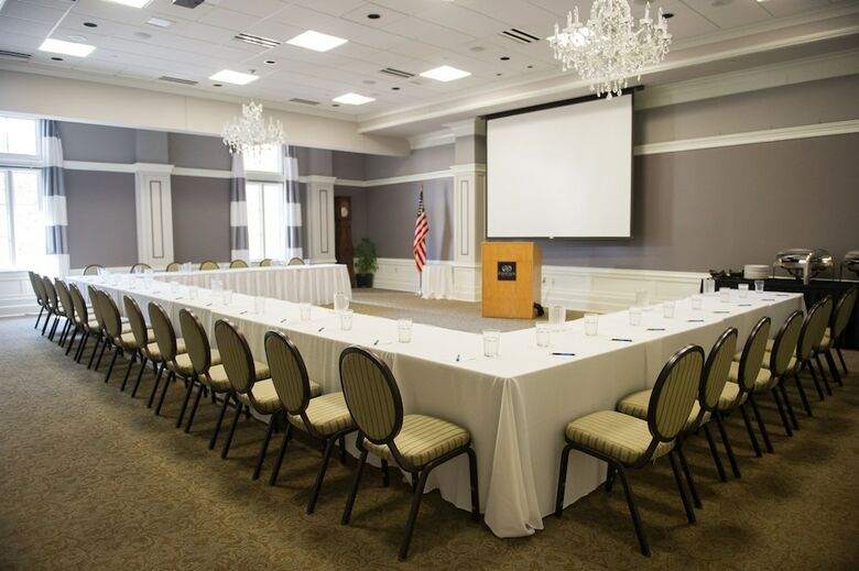 Carriage House Hotel