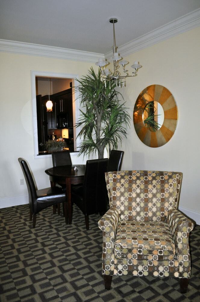 Carriage House Hotel