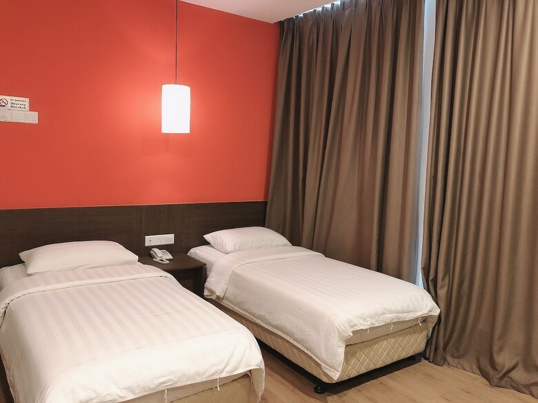 Hotel Golden Peak Inn