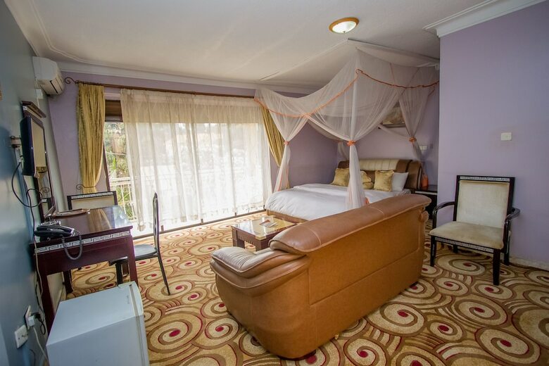Hotel Crystal Suites And Apartments