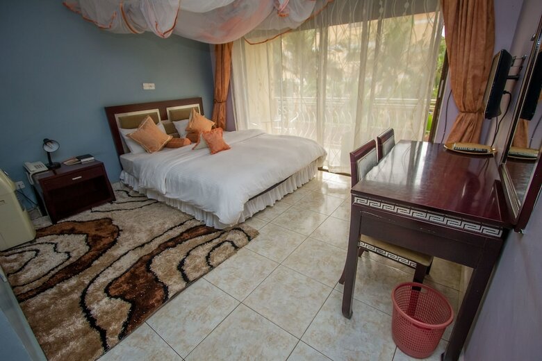 Hotel Crystal Suites And Apartments