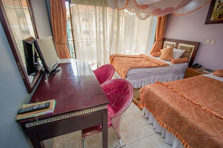 Hotel Crystal Suites And Apartments