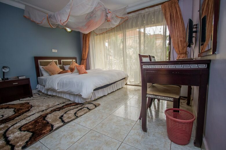 Hotel Crystal Suites And Apartments