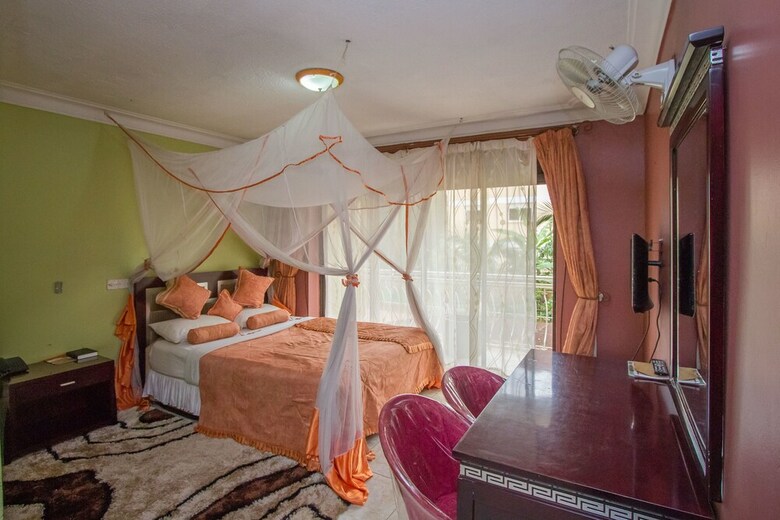 Hotel Crystal Suites And Apartments