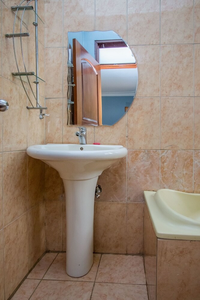 Hotel Crystal Suites And Apartments