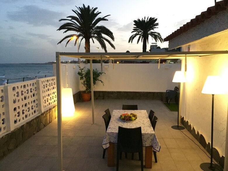 Villa 6 People, Heated Pool, Seafront, Great Location