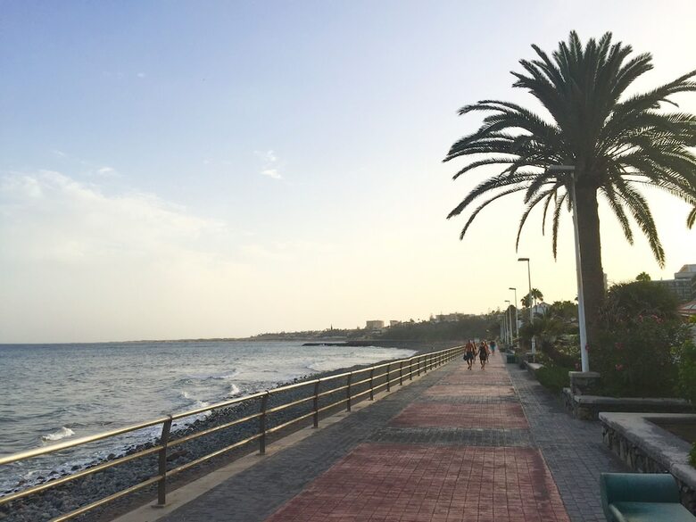 Villa 6 People, Heated Pool, Seafront, Great Location