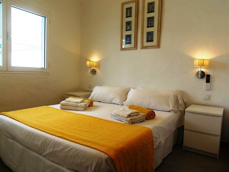 Villa 6 People, Heated Pool, Seafront, Great Location