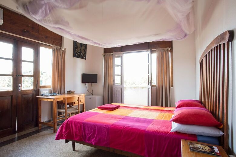 Hotel Q-bar & Guest House