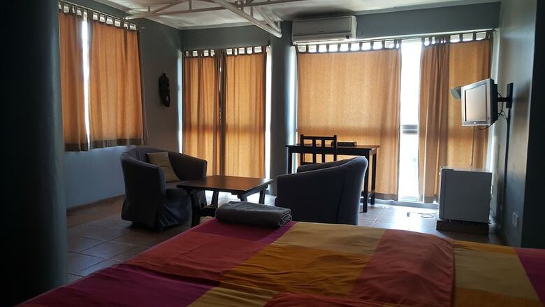 Hotel Q-bar & Guest House