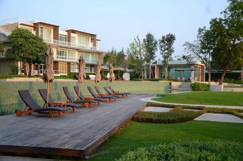 Hua Hin Luxury Beachfront Condo By Mon