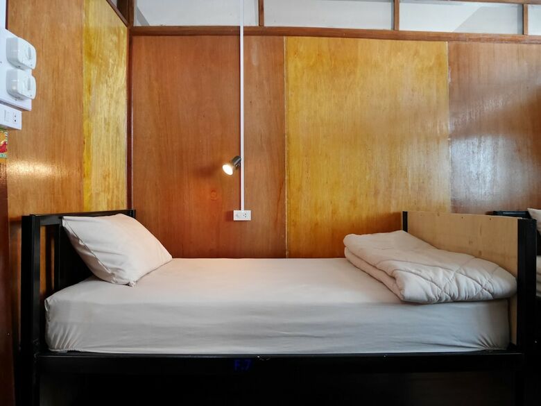 Hostal At Pier Hostel Lanta