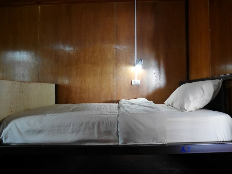 Hostal At Pier Hostel Lanta