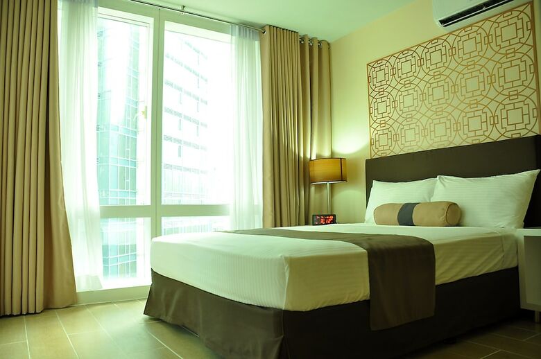 Hotel Csuites At Two Central Residences