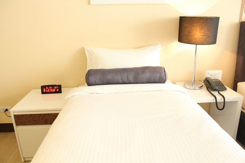 Hotel Csuites At Two Central Residences