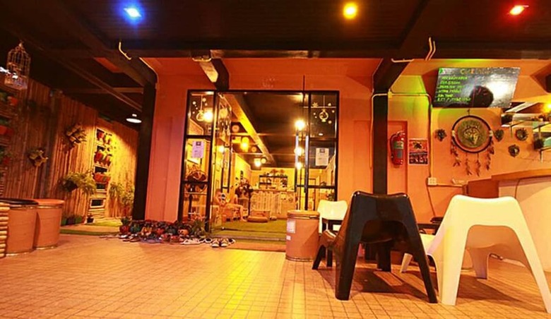 Hostal Baan Chalok Hostel