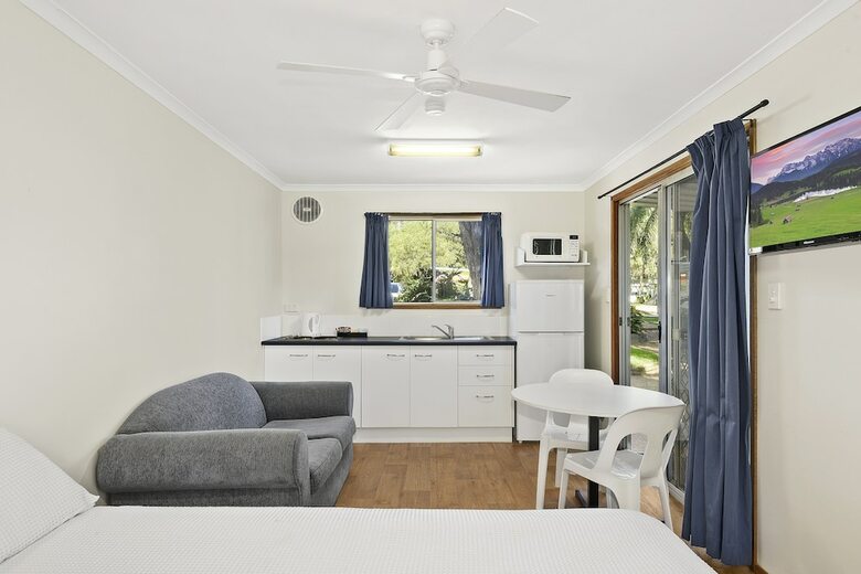Cabana Flynns Beach Caravan Park