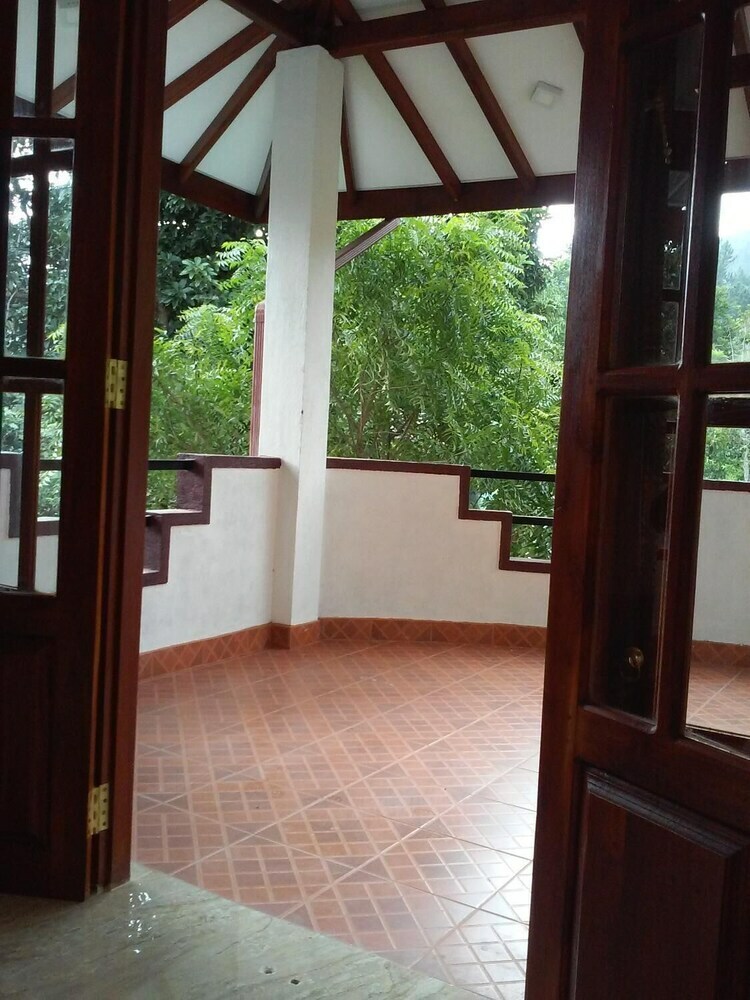 Hotel Lizzie Villa Guest House