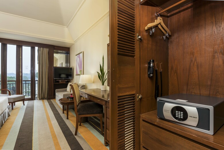 Chatrium Hotel Royal Lake Yangon
