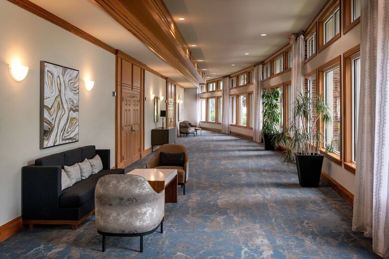 Delta Hotels By Marriott Huntington Mall