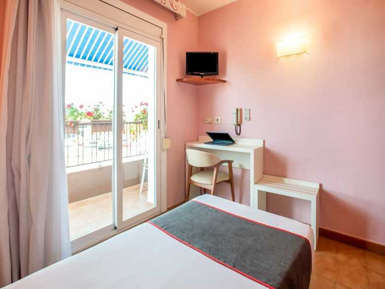 Pension Oyo Hostal Casa Feliu