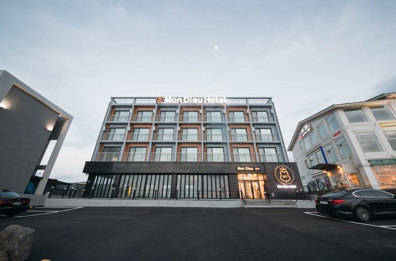 Mon Dieu Hotel