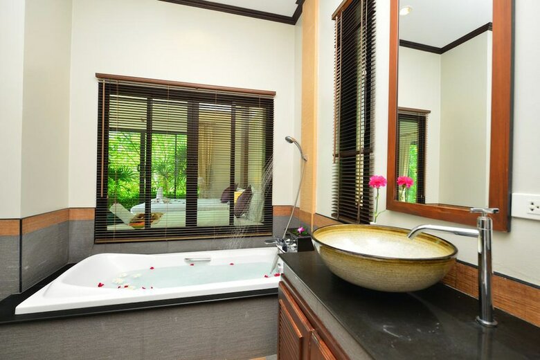 Naiharn Garden Villa