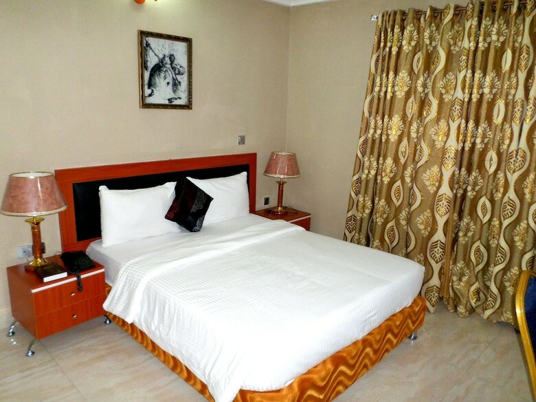 B's Hive Hotel & Suites