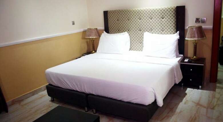 B's Hive Hotel & Suites