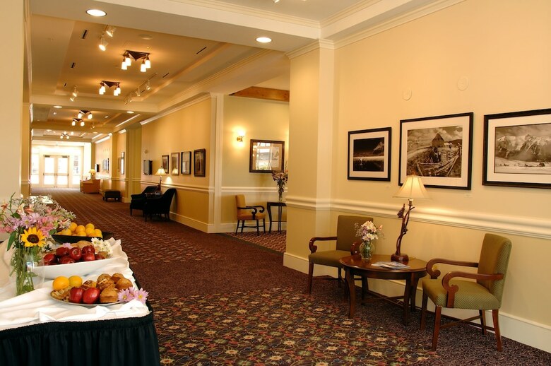 Posada Lodge At Mountaineer Square