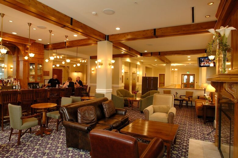 Posada Lodge At Mountaineer Square