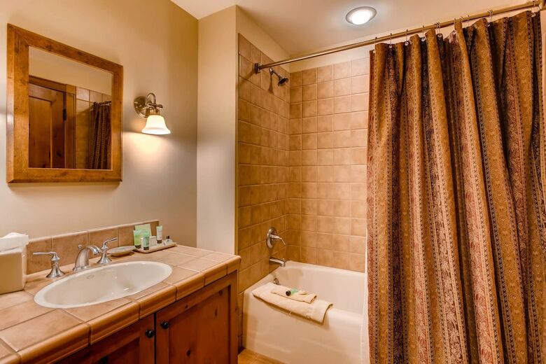 Posada Lodge At Mountaineer Square