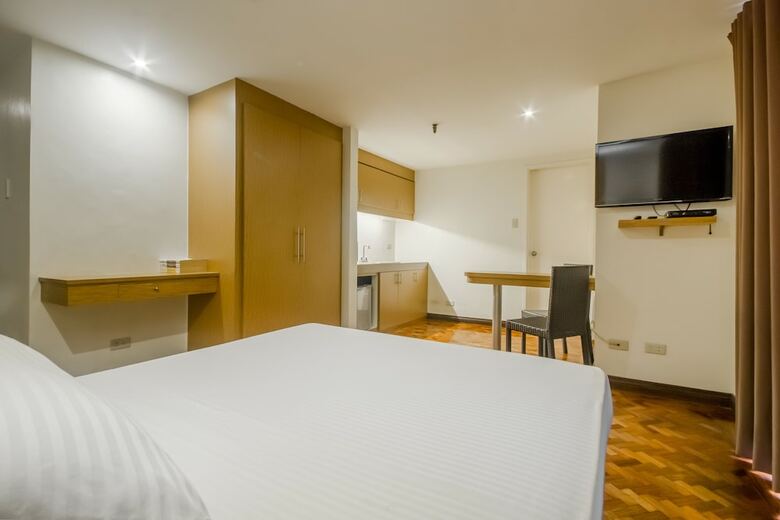Hotel Salcedo Suites At Lpl Manor