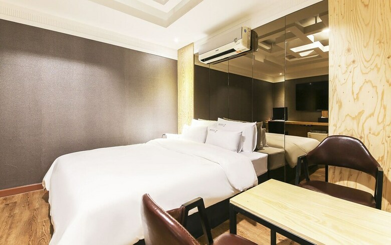 Hotel 7