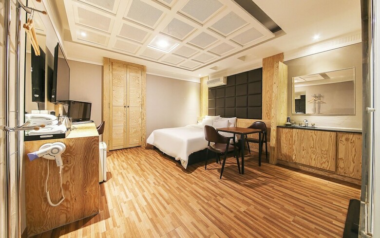 Hotel 7