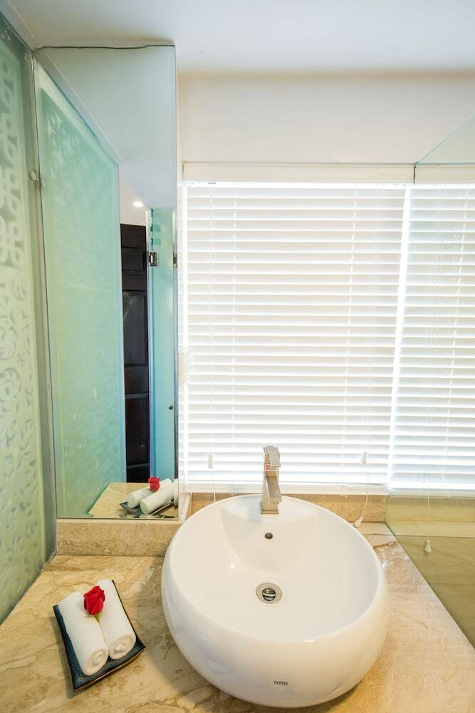 Little Hanoi Deluxe Hotel