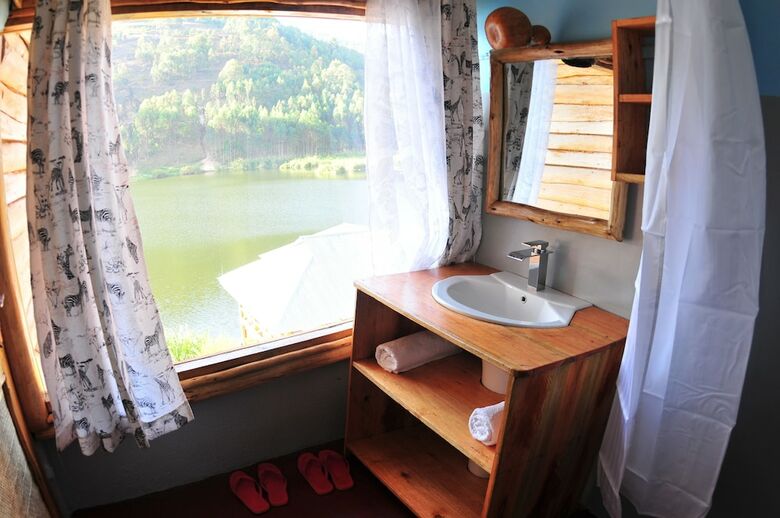 Posada Lake Bunyonyi Rock Resort