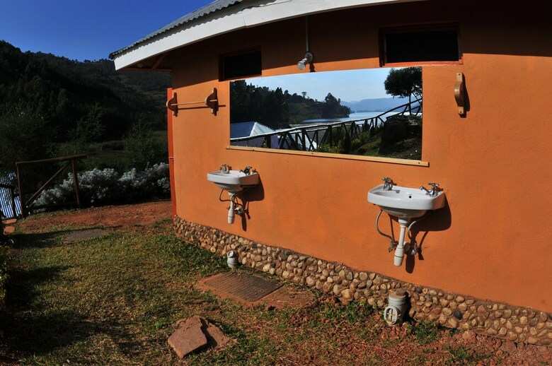 Posada Lake Bunyonyi Rock Resort