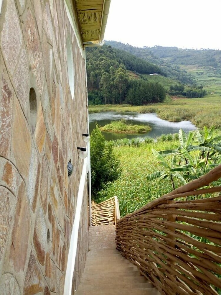 Posada Lake Bunyonyi Rock Resort