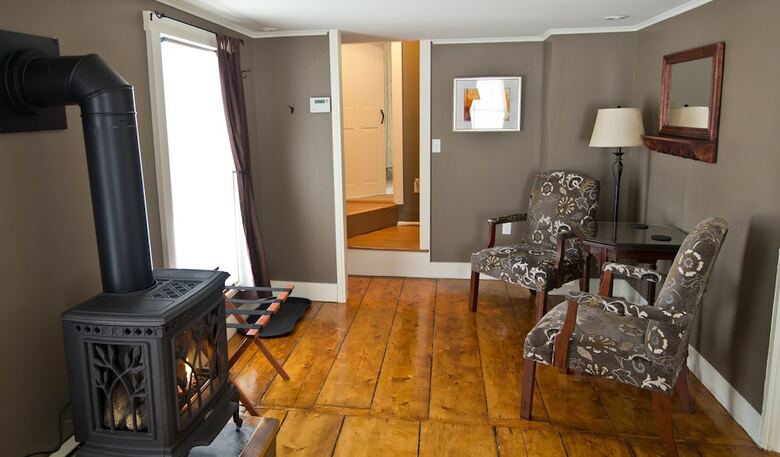 Golden Stage Inn Bed And Breakfast