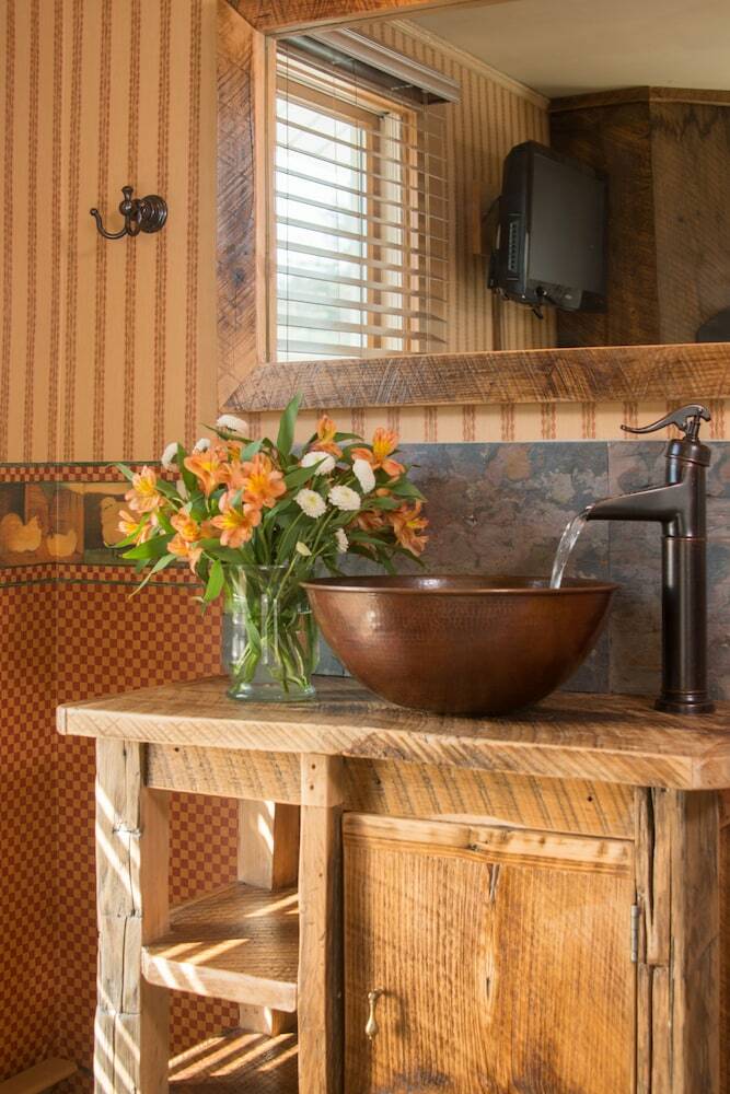 Golden Stage Inn Bed And Breakfast