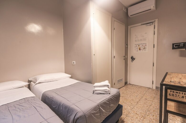 Hostal Yellowsquare Rome