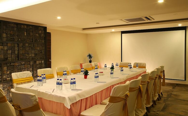Hotel The Royale Senate Race Course